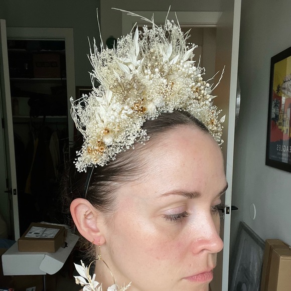 Dried flower headdress with gold headband and earrings - Picture 2 of 4